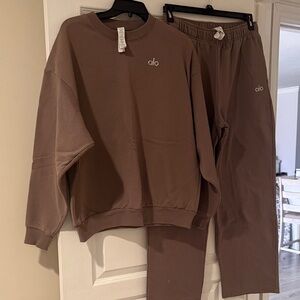 ALO Yoga Accolade Straight Leg Sweatpant and crew neck SET MEDIUM